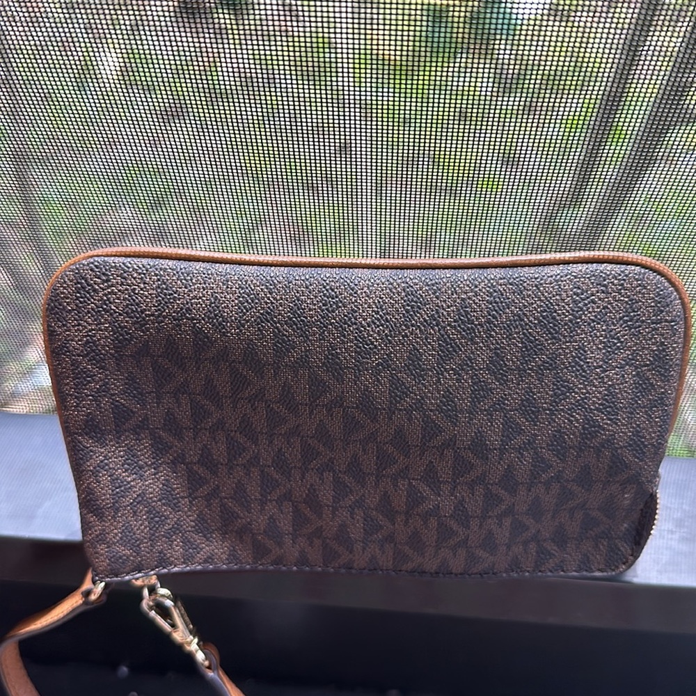 Michael Kors clutch wristlet - Picture 7 of 9